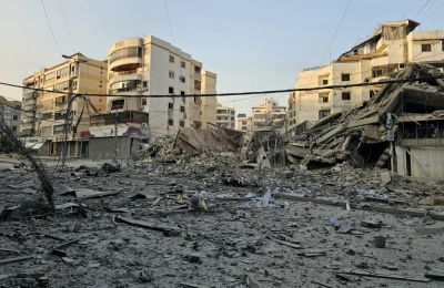 Συντρίμμια κατεστραμμένων κτιρίων καλύπτουν τον δρόμο μετά από ισραηλινή νυχτερινή αεροπορική επιδρομή στη γειτονιά Χαντάθ της Βηρυτού