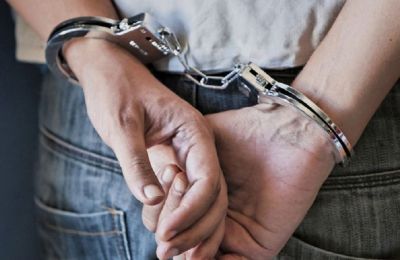 Χειροπέδες σε 18χρονο για τη ληστεία με απειλή μαχαιριού 