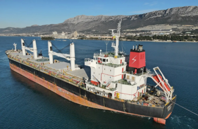 Το πλοίο δέχτηκε χτύπημα από κάποιον τύπο μικρού πυραύλου.