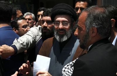 Το Bloomberg εντόπισε ως βασικό πρόσωπο του δικτύου τον 57χρονο Ιρανό επιχειρηματία Αλί Ανσάρι, ο οποίος διαθέτει και κυπριακή υπηκοότητα.