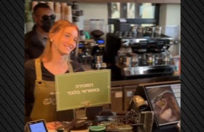 Πολλοί από όσους είδαν το βίντεο με τον Ισραηλινό πρωθυπουργό, σχολιάζουν ένα απρόσμενο πρόσωπο: τη νεαρή που του σέρβιρε τον καφέ