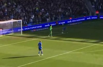 Ξέχασε τη φάση, έπιασε την μπάλα κι έκανε πέναλτι! (vid)