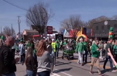 Φριχτός θάνατος γυναίκας που σύρθηκε κάτω από κινούμενο άρμα σε παρέλαση.