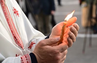 Αν και θεωρείται ακόμη νωρίς, όλες οι πλευρές διαμηνύουν πως «το Φως θα έρθει στη χώρα με οποιονδήποτε τρόπο», είτε με ειδική πτήση είτε με άλλο μέσο.