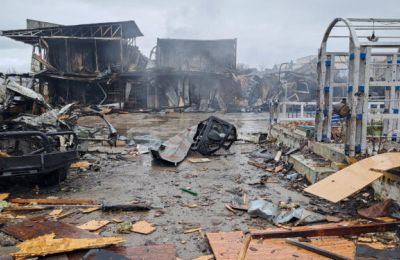 Τριάντα έξι ώρες μετά το βομβαρδισμό, προσπαθούν ακόμα να κατασβέσουν μερικές μικρές εστίες φωτιάς.