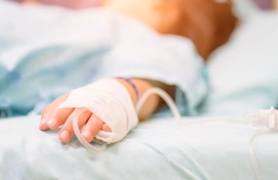 Έδινε αντικαταθλιπτικά σε 2χρονο και έκανε ειρωνικά TikToks στη δίκη