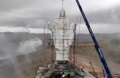 Τοποθετήθηκε άγαλμα του Ιησού Χριστού ύψους 26 μέτρων στα σύνορα Λιβάνου-Συρίας.
