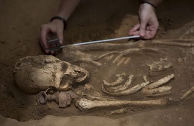 Εντόπισαν σκελετό σε καθιστή στάση σε αυλή σχολείου.