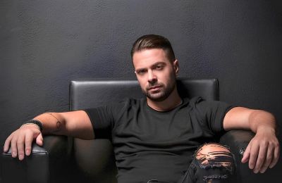 Χαμός στο νυχτερινό κέντρο που τραγουδούσε στην Κύπρο ο Ηλίας Βρεττός - Έπεσαν μπουνιές για τις παραγγελιές, με τον τραγουδιστή να δέχεται γροθιές από αγνώστους