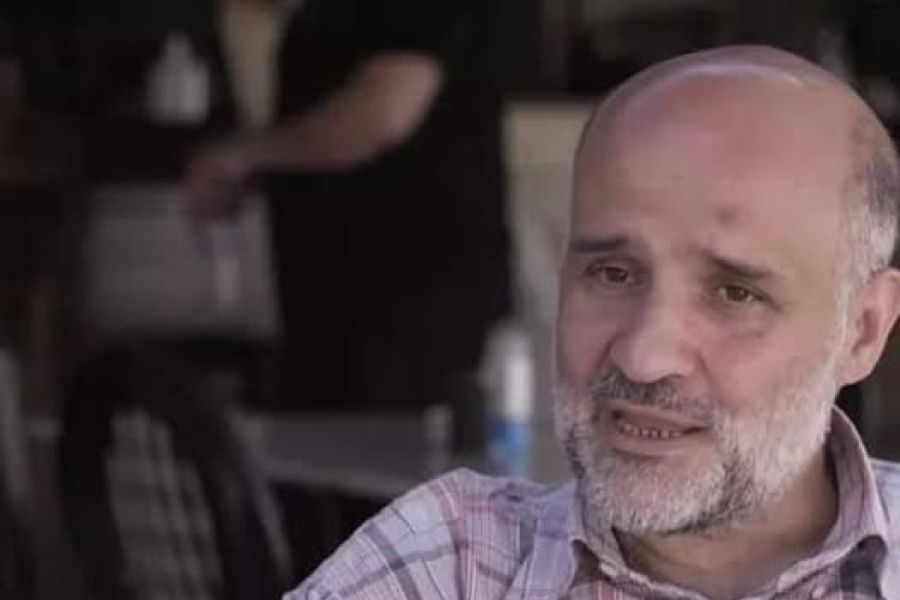 &Alpha;&pi;ό &tau;&eta; &sigma;&iota;&omega;&pi;ή &sigma;&tau;&omicron;&nu; &alpha;&gamma;ώ&nu;&alpha;: &Eta; &pi;&rho;&omicron;&sigma;&omega;&pi;&iota;&kappa;ή &mu;ά&chi;&eta; &tau;&omicron;&upsilon; &Theta;&alpha;&nu;ά&sigma;&eta; &mu;&epsilon; &tau;&eta;&nu; &kappa;&alpha;&tau;ά&theta;&lambda;&iota;&psi;&eta;