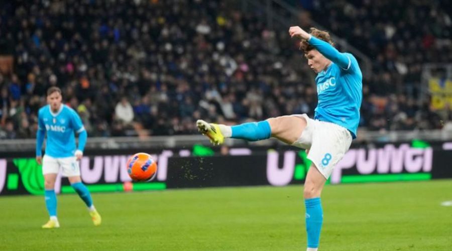 Ο ΜακΤόμινεϊ έκανε τη δουλειά και η Νάπολι καθάρισε την Κάλιαρι