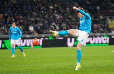 Ο ΜακΤόμινεϊ έκανε τη δουλειά και η Νάπολι καθάρισε την Κάλιαρι