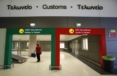 Τους τσάκωσαν με αδήλωτα πολυτελή αντικείμενα αξίας πέραν των €50.000