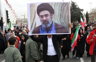 Κρύβεται γιατί δεν μπορεί να κυβερνήσει ή επειδή αποτελεί τον προφανή επόμενο στόχο;