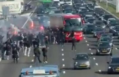 Οπαδοί του Άγιαξ έκοψαν την κυκλοφορία σε αυτοκινητόδρομο