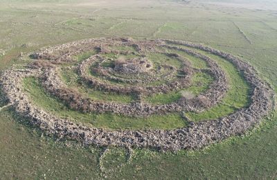 Μέχρι σήμερα, η κατασκευή, γνωστή ως Rujm el-Hiri και συχνά αποκαλούμενη «Στόουνχεντζ της Ανατολής» ή «Τροχός των Φαντασμάτων» θεωρούνταν μοναδική