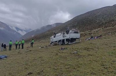 Νεκροί και τραυματίες από τουριστικό λεωφορείο που εξετράπη στο Περού.