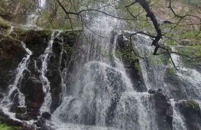 Η υπερχείλιση αυτή δημιουργεί ένα εντυπωσιακό φυσικό υπερθέαμα, προσελκύοντας επισκέπτες.