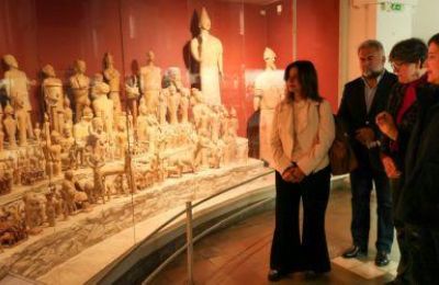 Απαραίτητη για τη συμμετοχή στις ξεναγήσεις είναι η εκ των προτέρων ηλεκτρονική εγγραφή.