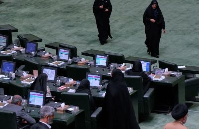 Ιρανοί αξιωματούχοι αναζητούν ισχυρές εγγυήσεις ότι δεν θα ξαναρχίσουν οι εχθροπραξίες, παράλληλα με μια νέα ρύθμιση για το Στενό του Ορμούζ, που θα το έθετε υπό ιρανικό έλεγχο.