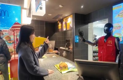 Η Κίνα δοκιμάζει ανθρωποειδή ρομπότ για το σερβίρισμα και την υποδοχή των πελατών.