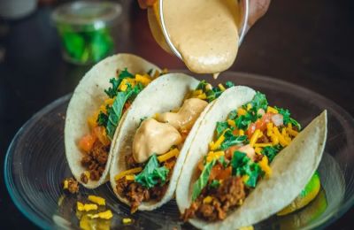 Έκανε μήνυση σε φαστφουντάδικο για μετατραυματικά συμπτώματα εξαιτίας της σάλτσας.