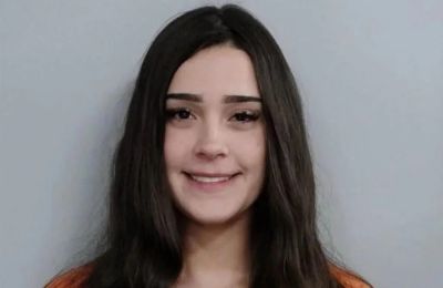 20χρονη με tesla πέρασε ανάμεσα από πλήθος πεζών.