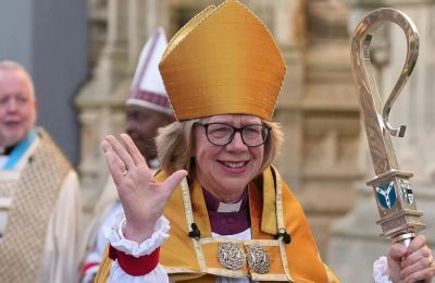 Η Σάρα Μάλαλι ως η πρώτη γυναίκα Αρχιεπίσκοπος του Καντέρμπουρι της Αγγλίας.