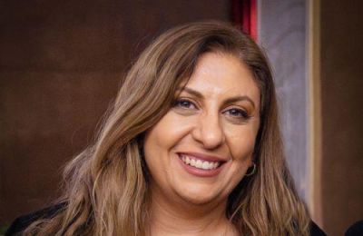 Αποτελεί έναν από τους βασικούς συνδέσμους μεταξύ της κυπριακής διπλωματικής αποστολής, των βρετανικών και παροικιακών μέσων ενημέρωσης, του βρετανικού κοινού και της ομογένειας.