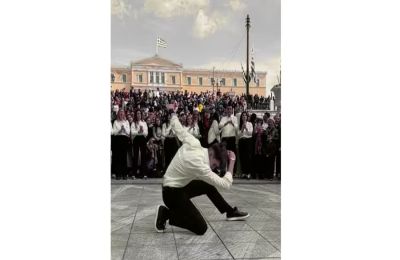 1 εκατομμύριο προβολές για το ζεϊμπέκικο νεαρού μετά τη στρατιωτική παρέλαση της 25ης Μαρτίου.