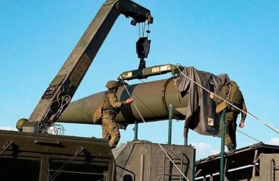 Ρώσοι στρατιώτες  φορτώνουν έναν πύραυλο Iskander κατά τη διάρκεια άσκησης με τακτικά πυρηνικά όπλα σε άγνωστη τοποθεσία στη Ρωσία