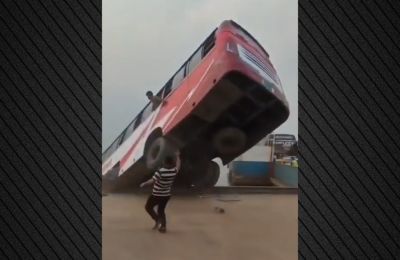 Το λεωφορείο, στο οποίο επέβαιναν 40 άτομα, αναποδογύρισε και εντοπίστηκε βυθισμένο σε βάθος σχεδόν 9 μέτρων