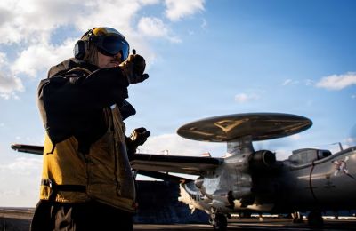  Αν η κυβέρνηση Τραμπ αποφασίσει να στείλει επιπλέον στρατεύματα, αυτό θα αυξήσει σημαντικά τον αριθμό των μαχητικών στρατιωτών που έχουν οι ΗΠΑ στην περιοχή. 