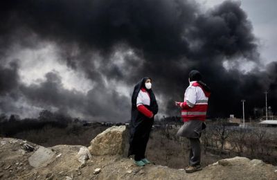 Η Τεχεράνη καλυμμένη με μαύρο καπνό μετά από αμερικανο-ισραηλινή επίθεση.