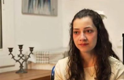 Πηγές από τη Γενική Διεύθυνση Πρόληψης και Προστασίας Παιδιών και Εφήβων (DGPPIA) επιβεβαίωσαν ότι «δεν έχει καταγραφεί κανένα περιστατικό σεξουαλικής επίθεσης» στα δύο κέντρα φιλοξενίας όπου διέμεινε