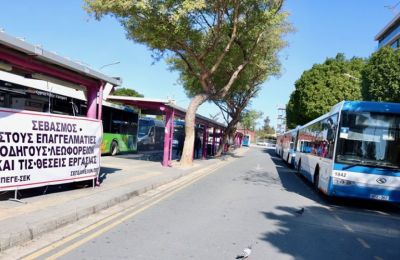 Μωρό έφυγε από τα χέρια της μητέρας του και πήγε στον οδηγό