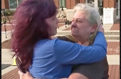 Μητέρα συναντά την κόρη της μετά από 25 χρόνια (ΒΙΝΤΕΟ)