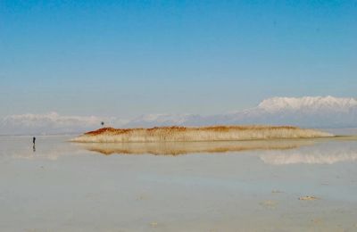 Ανακάλυψη γλυκού νερού κάτω από λίμνη με νερό οκτώ φορές πιο αλμυρό από του ωκεανού.