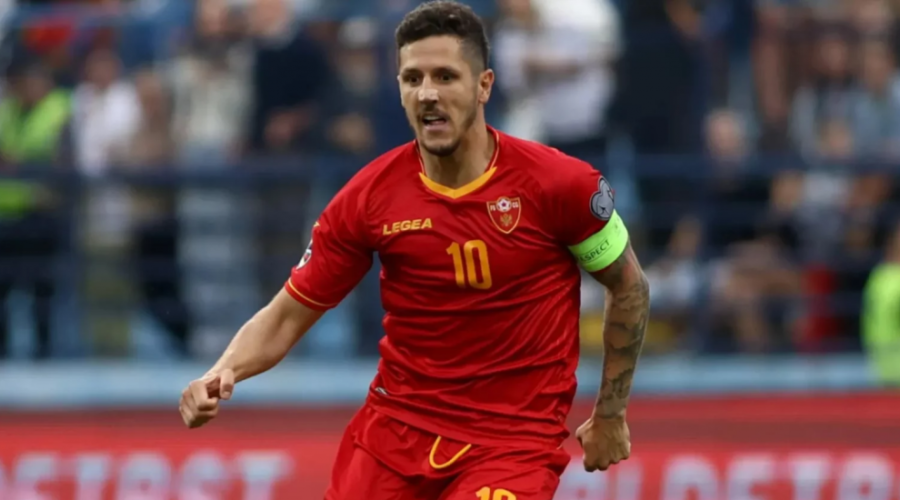 Αλλαγή στο 33' ο Γιόβετιτς