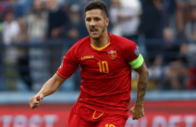 Αλλαγή στο 33' ο Γιόβετιτς