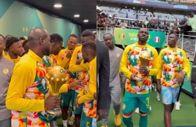 Οι Σενεγαλέζοι επιδεικνύουν το τρόπαιο του Κυπέλλου Εθνών Αφρικής