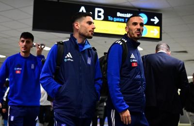 «Πάτησε» στη βροχερή Βουδαπέστη η αποστολή της Εθνικής Ελλάδος