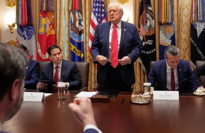 Τραμπ απειλεί το Ιράν με επιθέσεις αν δεν υπάρξει συμφωνία για τα στενά του Ορμούζ.