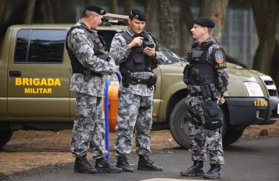 Ο νεαρός δράστης συνελήφθη από τις αρχές, όπως ανέφερε πηγή του Eπαρχιακού Yπουργείου Ασφαλείας στο Γαλλικό Πρακτορείο.