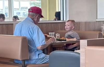 3χρονος είδε ηλικιωμένο να τρώει μόνος του και πήγε να του κάνει παρέα