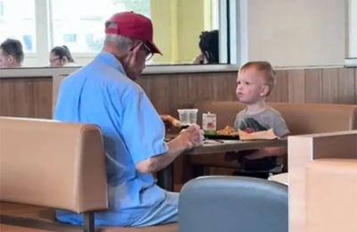 Παιδάκι έκανε παρέα σε μοναχικό ηλικιωμένο.