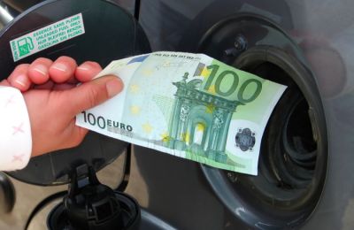 Αβεβαιότητα και ανησυχία στους καταναλωτές για τον ταχύ ρυθμό αυξήσεων στις λιανικές τιμές των καυσίμων