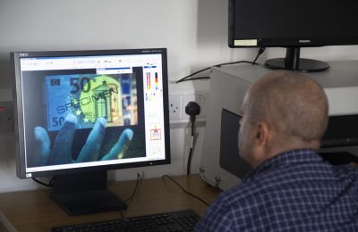 Γέμισαν την αγορά με πλαστά χαρτονομίσματα