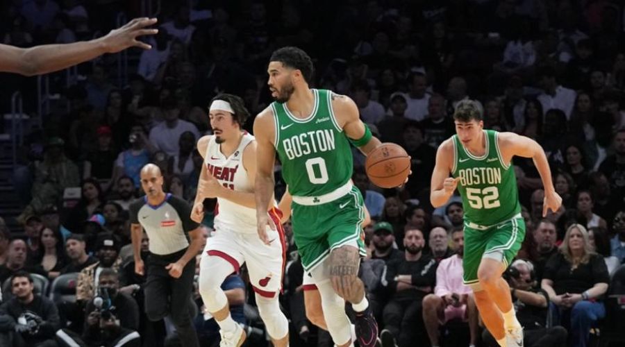 Τέιτουμ και Μπράουν «διέλυσαν» τους Χιτ με εντυπωσιακή εμφάνιση