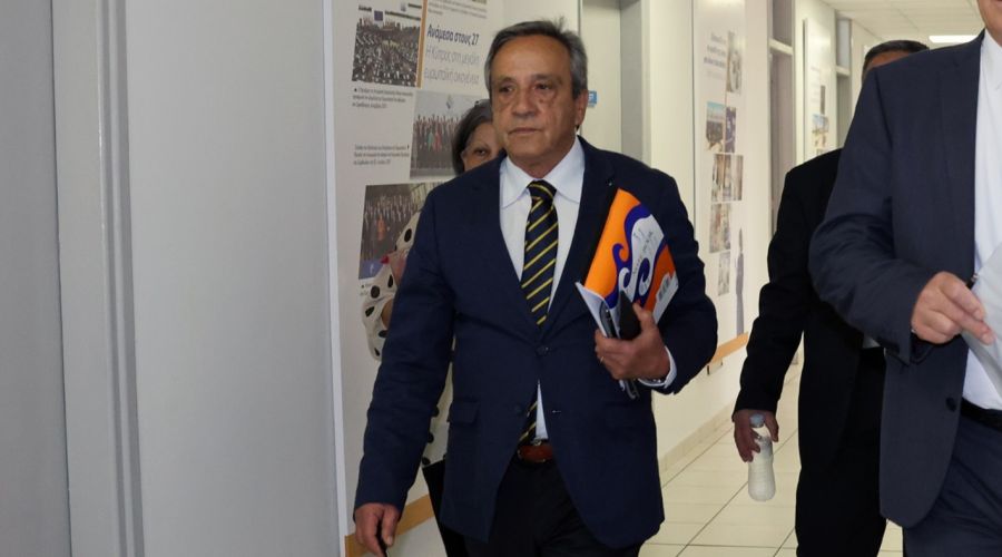 «Ό,τι έχω θα τα δώσω στην Αστυνομία συμπεριλαμβανομένων και του κινητού μου», δήλωσε ο κ. Χριστοδούλου.